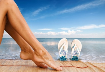 Как ухаживать за кожей ног летом
