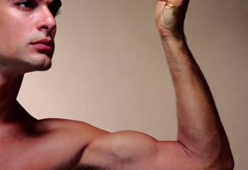 Как накачать плечевые мышцы