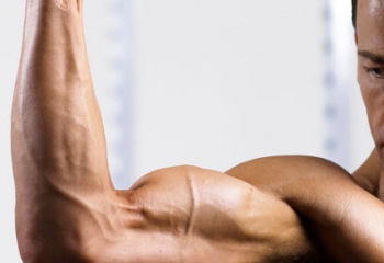 Как накачать мышцы груди и рук