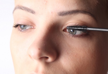 Как наносить макияж с серыми глазами