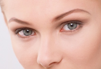 Как осветлить кожу вокруг глаз