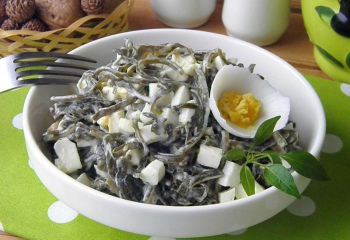 Салат из морской капусты с яйцом: пошаговые рецепты с фото для легкого приготовления