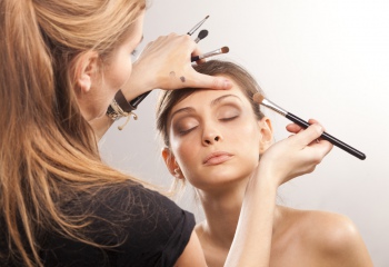 Техника и правила нанесения макияжа глаз