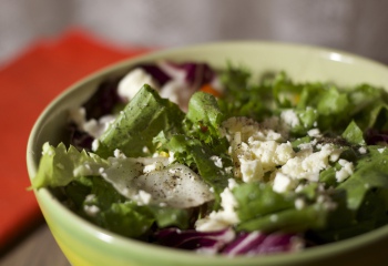 Питаемся вкусно и легко: салаты со шпинатом 