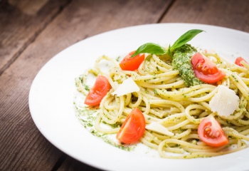 Рецепты блюд итальянской кухни: спагетти с томатом и сыром