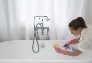 Способы правильного использования чистящих средств для ванной