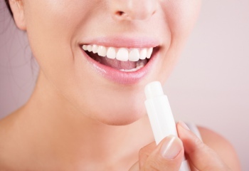 Увлажняем и питаем губки в домашних условиях: как выбрать лучший бальзам для губ?