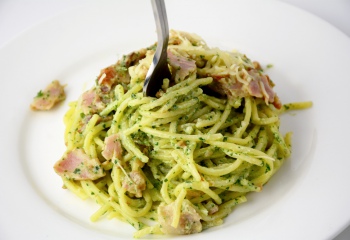 Блюда итальянской кухни: спагетти с соусом песто