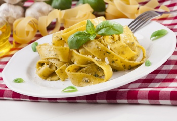 Традиционные итальянские блюда: паста под соусом песто