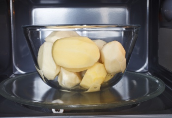 Варим картошку в микроволновке: оригинальные рецепты приготовления