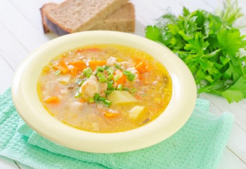 Вкусно и просто: куриный суп с рисом