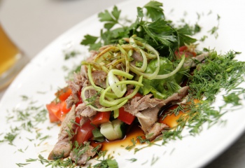 Готовим салат с рыбным филе горячего копчения
