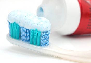  Полезные свойства зубной пасты без фтора