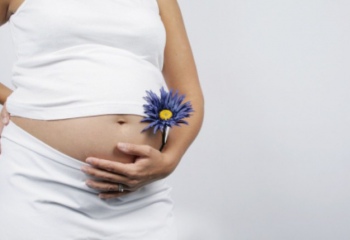 Почему женщине на большом сроке беременности нельзя спать на спине 