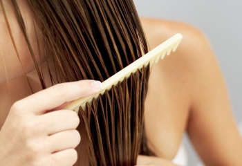 Как правильно расчесывать мокрые волосы после ванны