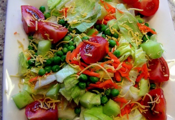 Салат из капусты с уксусом, помидорами и перцем 