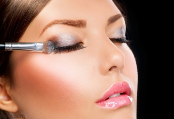 Как снять макияж с глаз