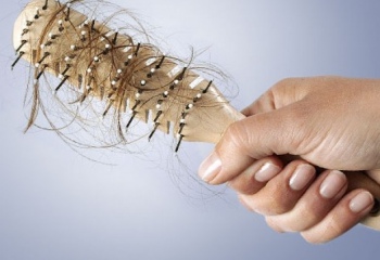Как бороться с выпадением волос при лактации