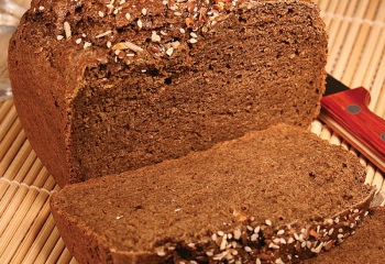 Черный хлеб – вкусное лакомство в домашних условиях <span id=