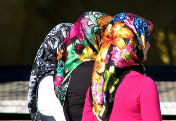 Платок - головной убор женщин или символ религии?