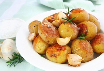 Как приготовить круглую картошку со сметаной и зеленью 