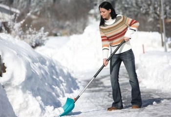 Как правильно чистить снег лопатой