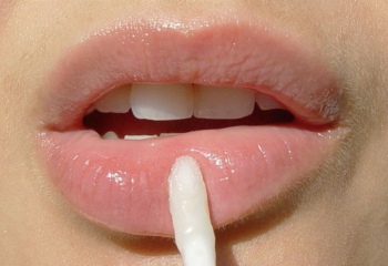 Какая помада увеличивает объем губ 