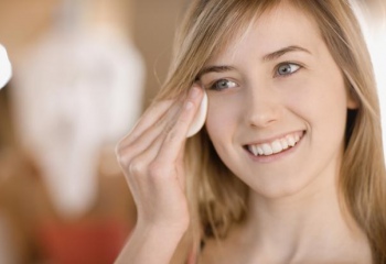 Как выбрать жидкость для снятия макияжа с глаз