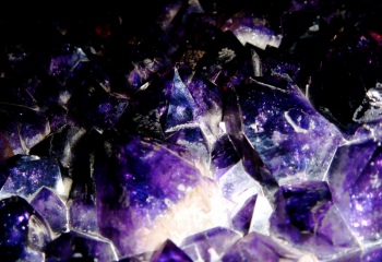 Какие драгоценные камни бывают фиолетового цвета