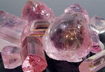 Как называется розовый камень