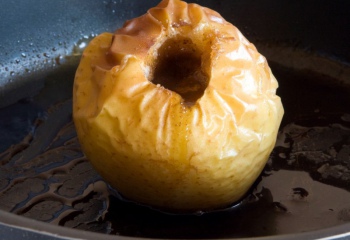 Полезный десерт: печеные яблоки с начинкой