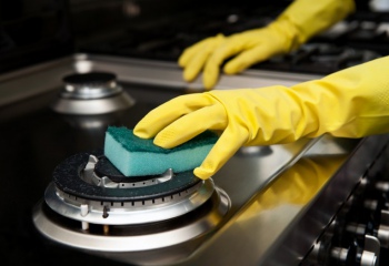 Как очистить плиту от пригоревшей грязи