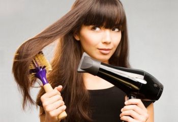 Как полезнее сушить волосы: феном или естественным путем