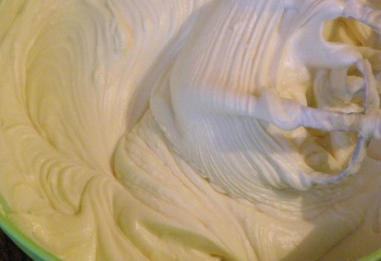 Как сделать крем из творога для бисквитного торта