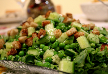 Как сделать салат с зеленым горошком