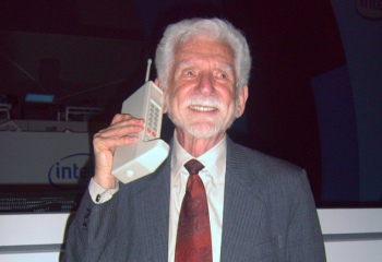 Какой был первый сотовый телефон