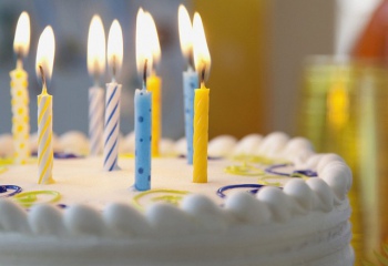 Почему торт со свечами явлется атрибутом дня рождения