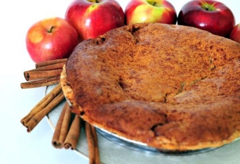 Как испечь бисквитный пирог с яблоками