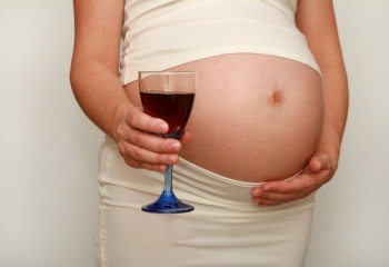 Можно ли беременной выпить бокал вина в праздник