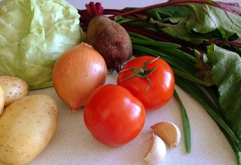 Как приготовить овощной суп со свекольными листьями 