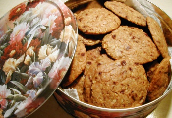 Как приготовить миндальное печенье с вишней 