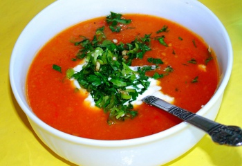 Как приготовить томатный суп с базиликом