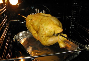 Как приготовить курицу в духовке на вертеле