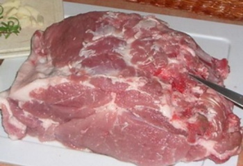 Как запечь свинину в духовке одним куском
