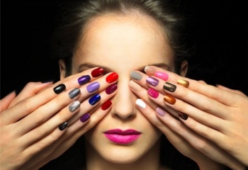 Допустимо ли красить ногти разными цветами