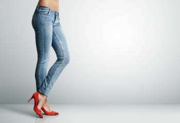 Как носить узкие джинсы