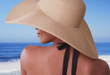 Аристократка на пляже: шляпа с широкими полями