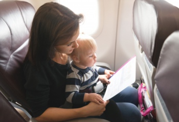 Как развлечь ребенка во время полета