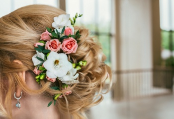 Как сделать свадебную прическу с живыми цветами