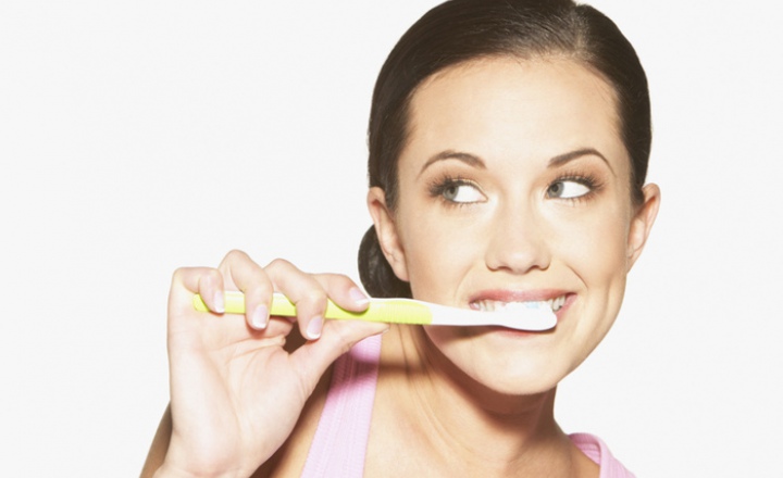 Чистить зубы после еды вредно